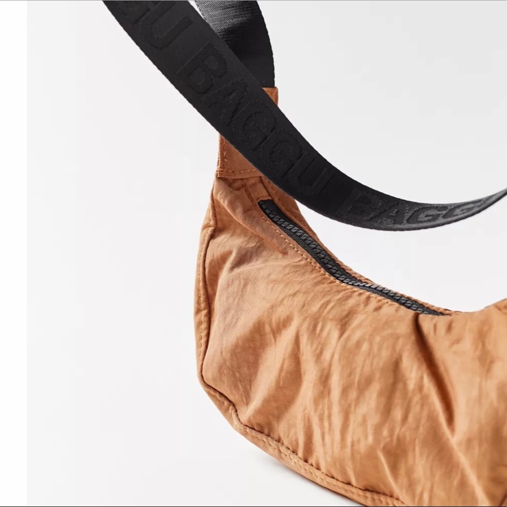 BAGGU MINI CRESCENT!